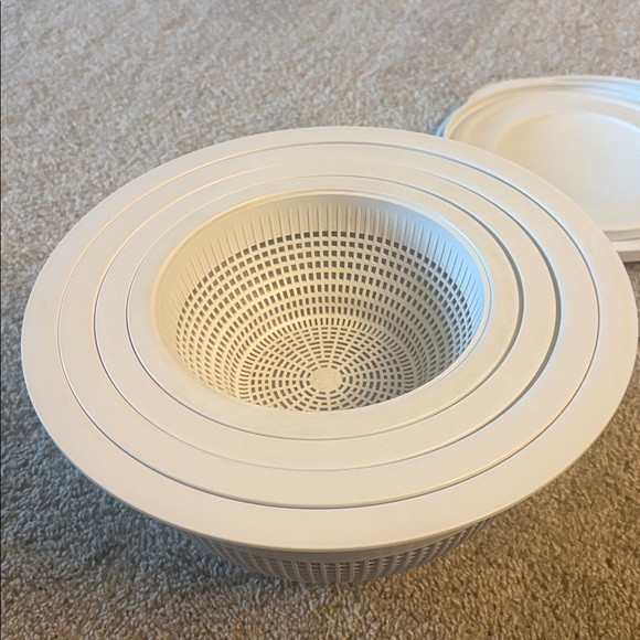 Retured Pampered Chef Nesting Set of 2 White Mixing Bowls, 2 Colanders,  2 lids - Picture 8 of 8